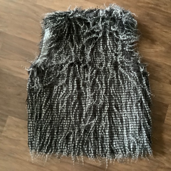 Synthetic faux feather vest - Picture 2 of 7
